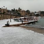 Freddo e maltempo, immagini suggestive dal Libano: la neve imbianca la spiaggia di Byblos [FOTO]