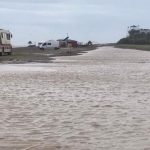 Maltempo in Argentina, forti piogge nella provincia di Buenos Aires: allagati campi e strade, l’acqua inonda le case – FOTO e VIDEO