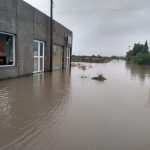 Maltempo in Argentina, forti piogge nella provincia di Buenos Aires: allagati campi e strade, l’acqua inonda le case – FOTO e VIDEO