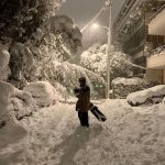 Forti nevicate in Grecia, Atene e isole sotto la neve: domani tutto chiuso, “non uscite di casa” – FOTO & VIDEO