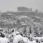 Forti nevicate in Grecia, Atene e isole sotto la neve: domani tutto chiuso, “non uscite di casa” – FOTO & VIDEO