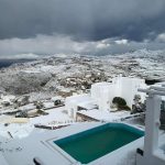 Rarissimo fenomeno in Grecia: Mykonos e Santorini imbiancate dalla neve – FOTO