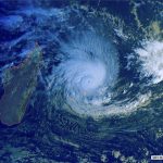 Meteo, ciclone Batsirai sulle Mauritius: forti piogge e venti fino a 150km/h, migliaia di case senza elettricità – FOTO e VIDEO