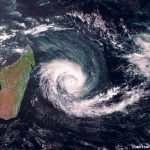 Meteo, ciclone Batsirai sulle Mauritius: forti piogge e venti fino a 150km/h, migliaia di case senza elettricità – FOTO e VIDEO