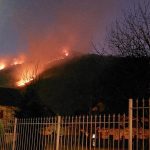 Il vento alimenta incendi in Piemonte: roghi in Valsusa e nelle Valli di Lanzo, anche nel Varesotto e nell’entroterra di Genova – FOTO e VIDEO