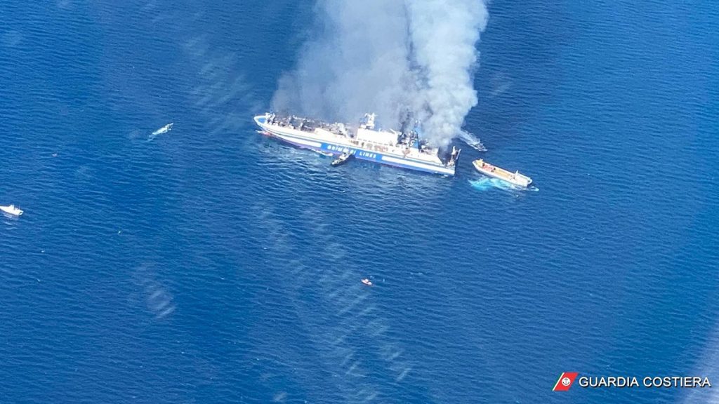 traghetto in fiamme euroferry olympia (1)