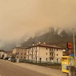 Incendi a Longarone: dichiarato lo stato di crisi, la situazione sta lentamente migliorando | FOTO