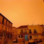 Meteo, torna la calima in Spagna: Malaga si tinge di arancione, voli cancellati a Melilla | FOTO