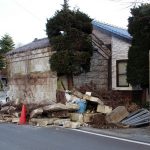 Violento terremoto in Giappone, almeno 4 morti e oltre 100 feriti: deragliato treno Shinkansen, danneggiate autostrade ed edifici | FOTO