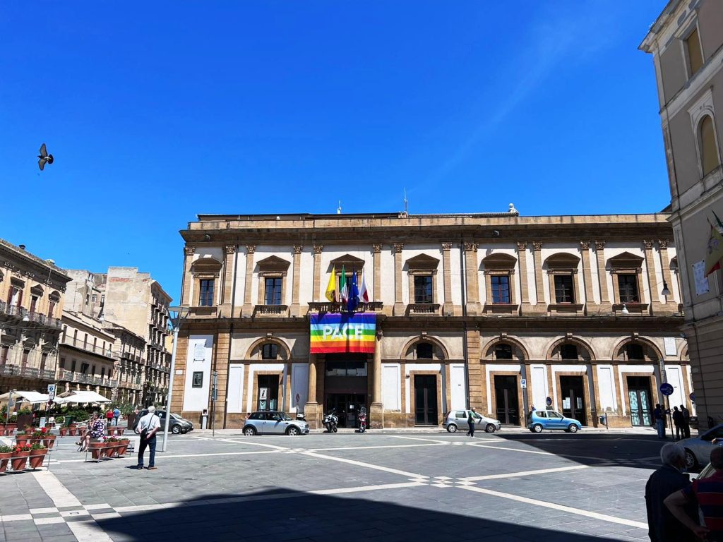 Fotografia Caltanissetta : Simpatica ragazza siciliana che indossa il copricapo  arabo.