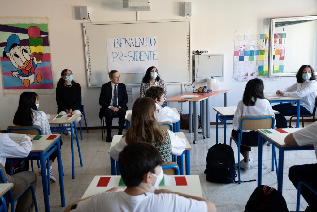 draghi visita scuola verona senza mascherina