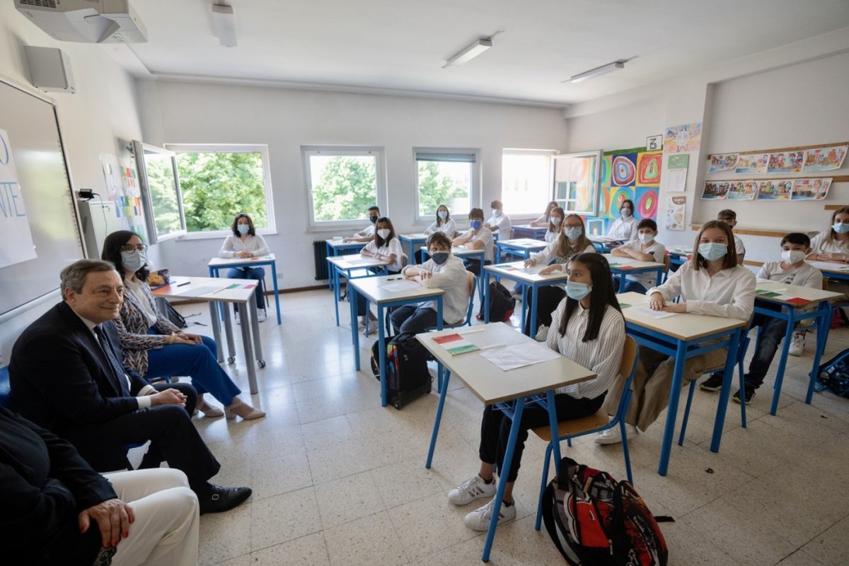 draghi visita scuola verona senza mascherina