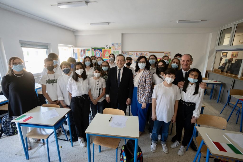 draghi visita scuola verona senza mascherina