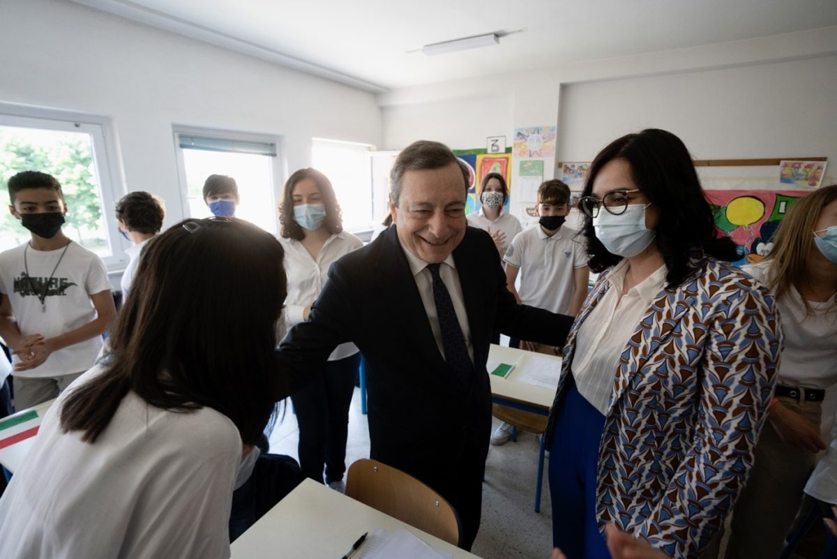 draghi visita scuola verona senza mascherina