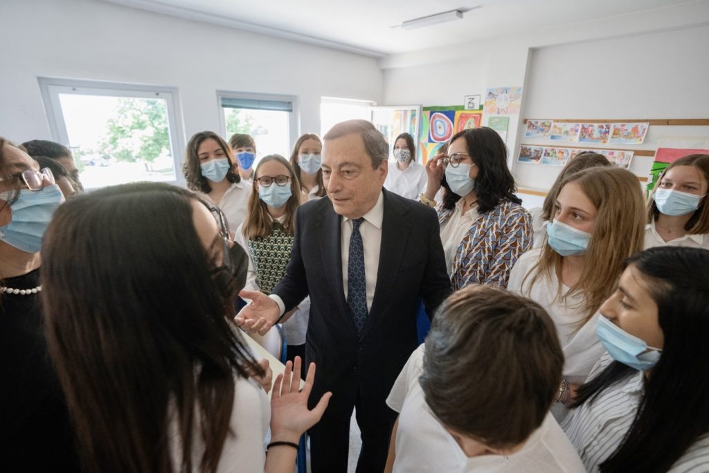 draghi visita scuola verona senza mascherina