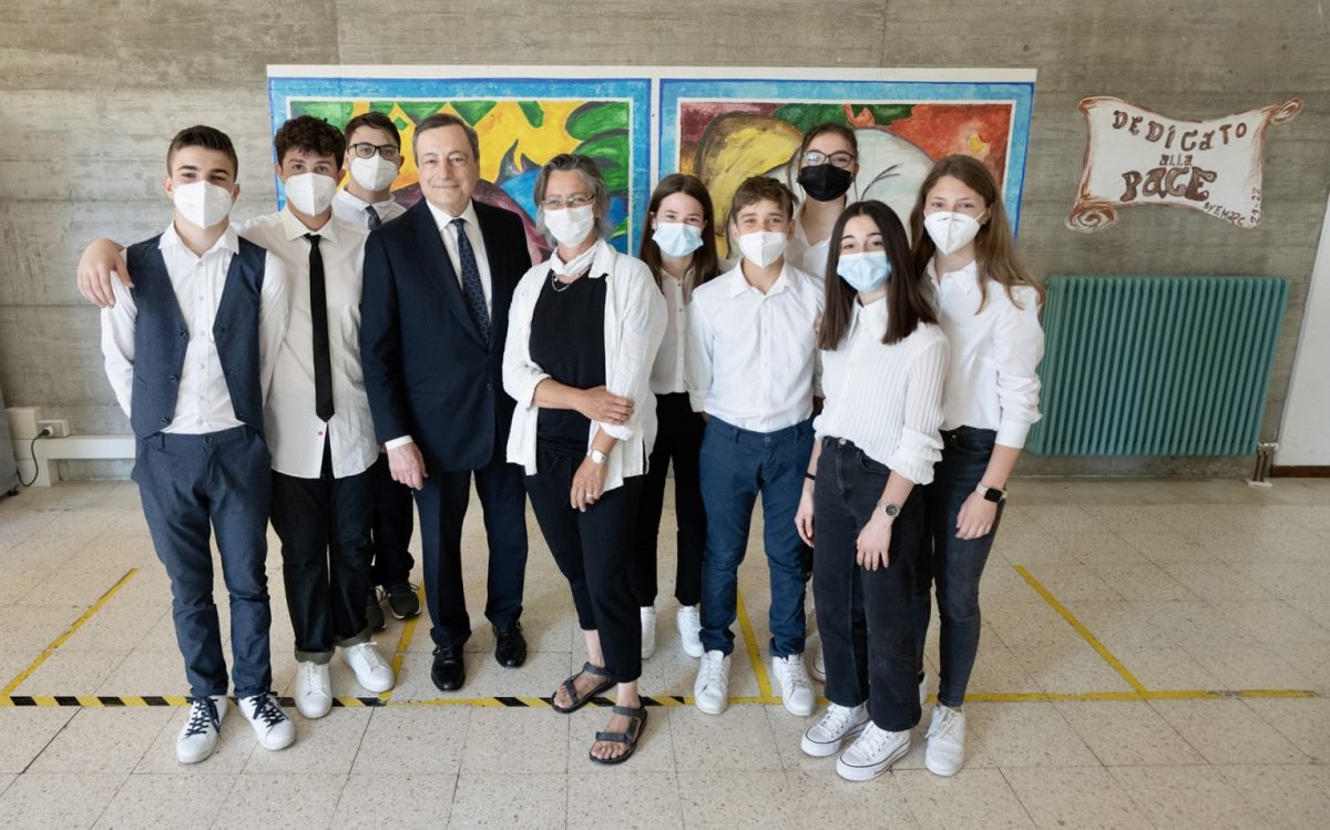 draghi visita scuola verona senza mascherina