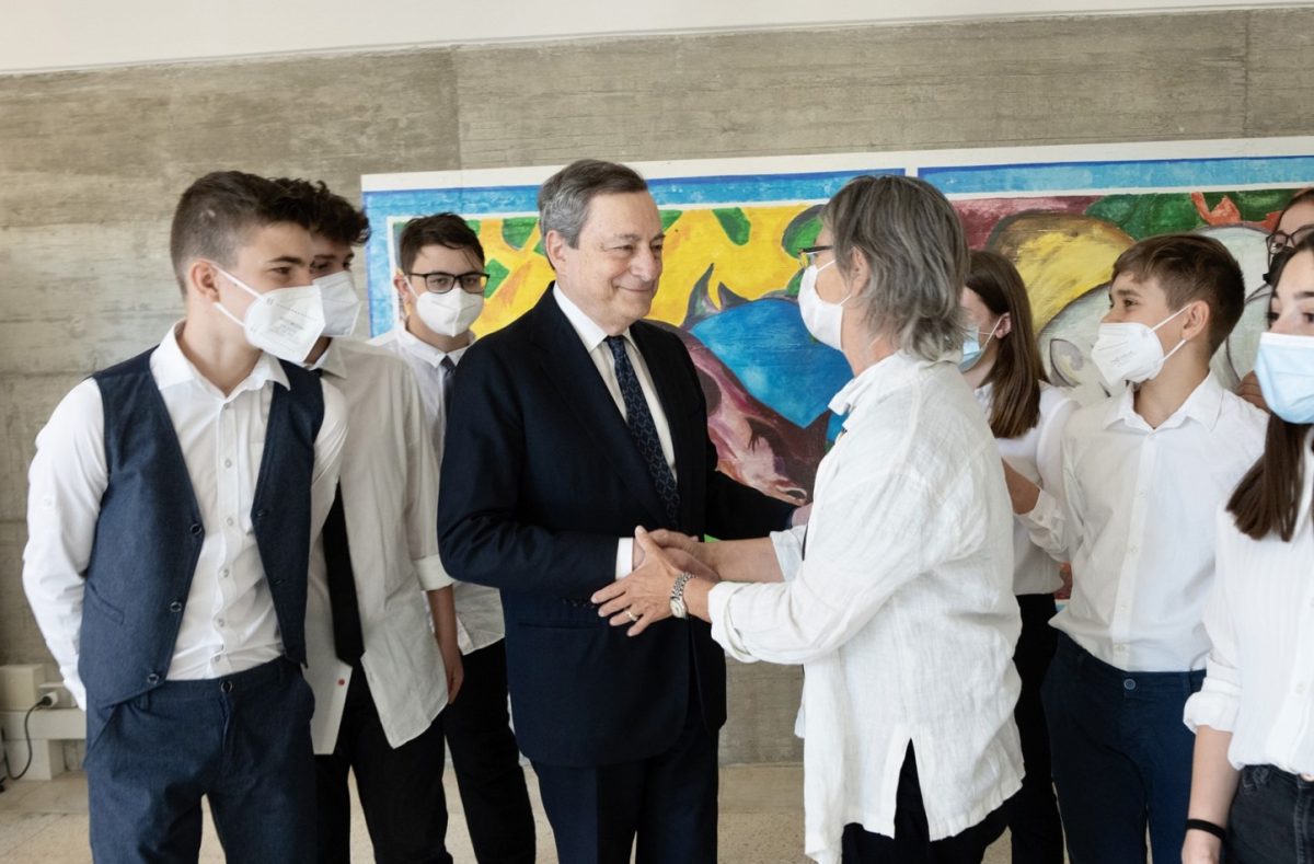 draghi visita scuola verona senza mascherina