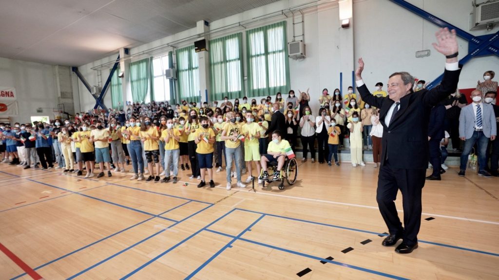 draghi visita scuola verona senza mascherina