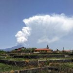 Etna, enorme nube di vapore dal vulcano: uno spettacolo provocato dal meteo estremo | FOTO