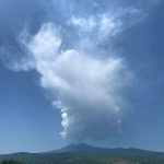 Etna, enorme nube di vapore dal vulcano: uno spettacolo provocato dal meteo estremo | FOTO