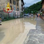 Maltempo, frana in Valcamonica: crolla strada ad Angolo Terme, evacuate decine di persone | FOTO