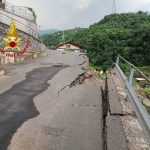 Maltempo, frana in Valcamonica: crolla strada ad Angolo Terme, evacuate decine di persone | FOTO