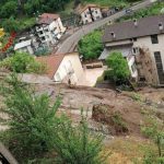 Maltempo, frana in Valcamonica: crolla strada ad Angolo Terme, evacuate decine di persone | FOTO