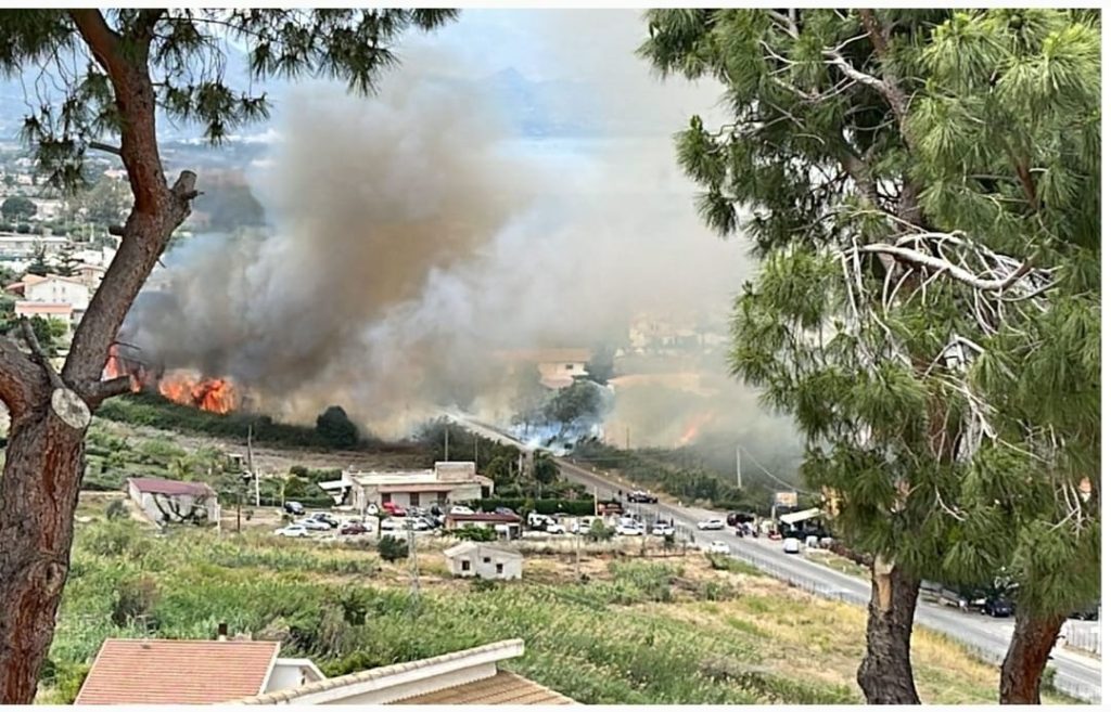 incendio campofelice di roccella sicilia