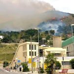 Lo scirocco alimenta un grosso incendio ad Erice: case evacuate | FOTO