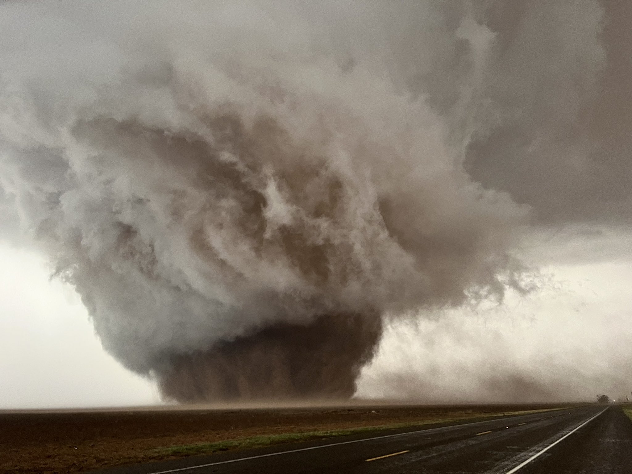 “Spettacolo spaventoso” negli USA enorme tornado in Texas FOTO e VIDEO