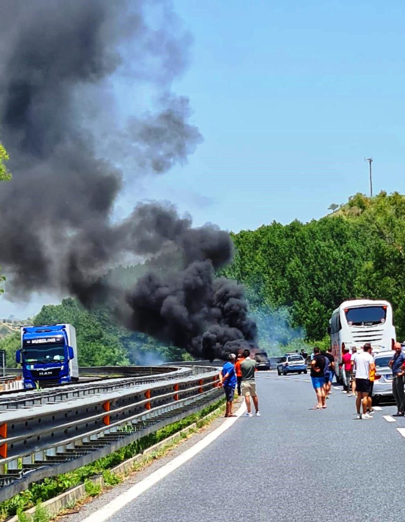 auto fiamme a2 salerno reggio calabria