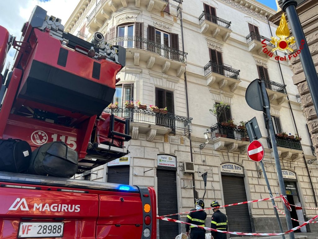 crollo balconi palermo