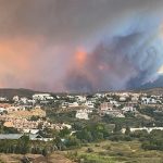 Grosso incendio nel sud della Spagna: evacuazioni in corso, feriti 3 pompieri | FOTO