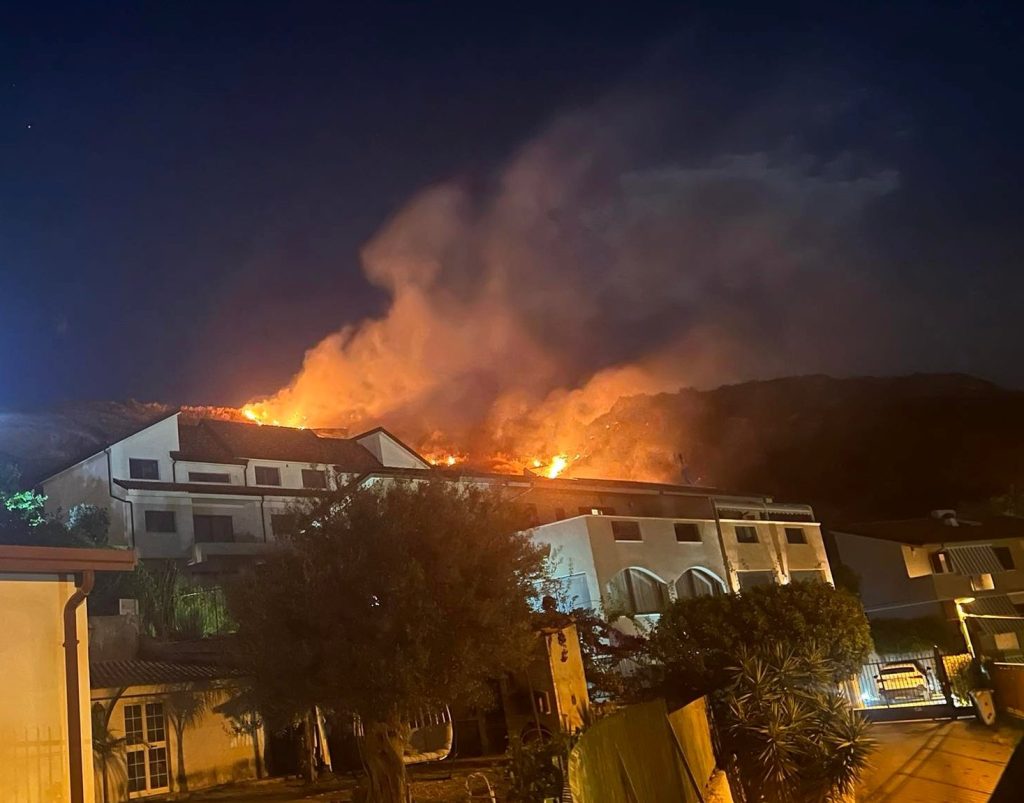 incendio reggio calabria 12 giugno 2022