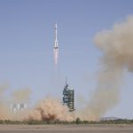 Partita la missione Shenzhou-14: a bordo 3 astronauti, completeranno la stazione spaziale cinese | FOTO