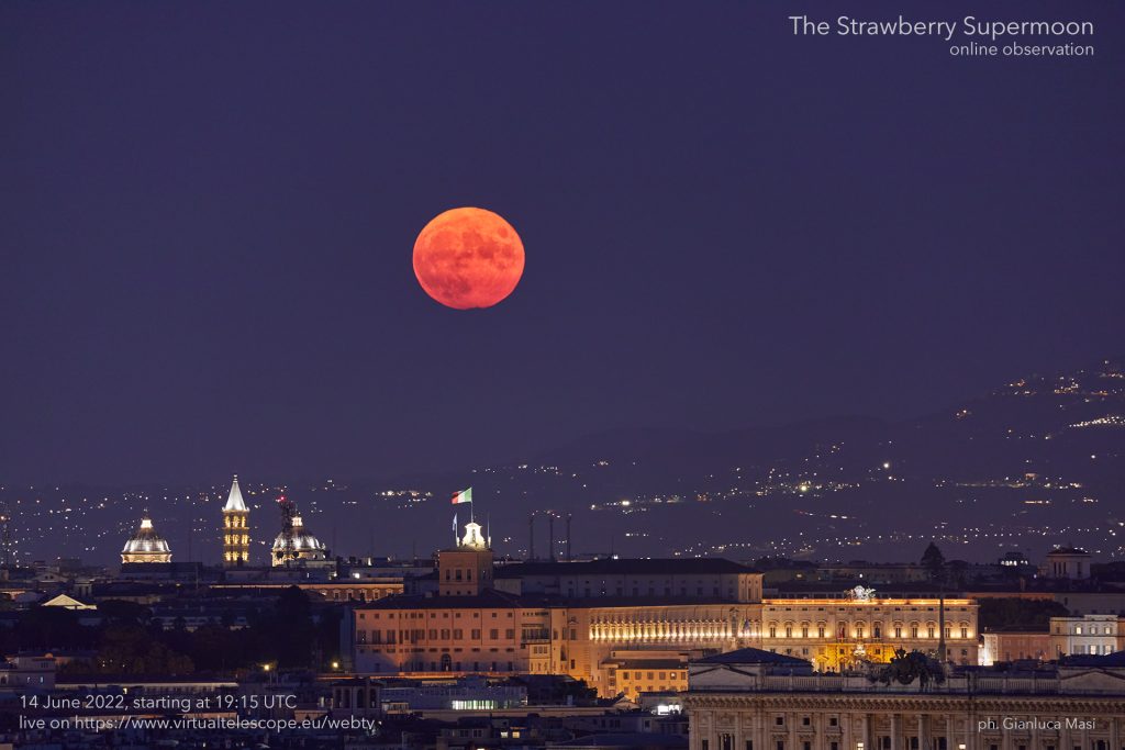 La Luna piena di giugno ruberà la scena la prossima settimana: è la seconda di 4 Superlune consecutive (termine non scientifico che indica un plenilunio che coincide con il perigeo, il punto più vicino alla Terra nella sua orbita mensile). Una superluna può apparire leggermente più grande della Luna, soprattutto se paragonata a quando è più lontana dalla Terra, ha spiegato la NASA: può apparire fino al 30% più luminosa e fino al 17% più grande, ma non apparirà molto diversa dalla norma per l'osservatore occasionale. Il plenilunio della Superluna della Fragola toccherà il suo apice alle 13:51 ora italiana, ma apparirà piena agli osservatori anche la sera precedente e successiva a tale orario. Quindi sarà possibile vedere la Luna in tutto il suo splendore dal 13 al 15 giugno. Prende il nome di "Fragola" dalla breve stagione di raccolta delle fragole con cui coincide. La Luna piena di giugno, inoltre, sarà la Luna piena più bassa del 2022, in quanto sorgerà a soli 23,3 gradi sopra l'orizzonte meridionale all'inizio del 15 giugno per gli osservatori a Washington, DC, ha affermato la NASA. Questo perché sta arrivando prima del solstizio d'estate del 21 giugno. "Al Solstizio d'Estate, il Sole appare più alto nel cielo rispetto al resto dell'anno," ha spiegato l'Agenzia spaziale. "Le Lune piene sono opposte al Sole, quindi una Luna piena vicino al Solstizio d'Estate sarà bassa nel cielo". Per vedere la Superluna di giugno non servono ovviamente particolari strumenti, ma se le condizioni meteo non dovessero consentire l'osservazione, un eccezionale webcast consentirà di ammirare lo spettacolo. Martedì 14 giugno il Virtual Telescope Project di Ceccano trasmetterà un live streaming. Il webcast, che inizierà alle 19:15 ora italiana, mostrerà immagini dal vivo della seconda Superluna del 2022, mentre sorge su Roma (video in calce). "Ammireremo la luna piena che sorge sopra i gloriosi monumenti di Roma, la Città Eterna," ha spiegato l'astrofisico Gianluca Masi, del Virtual Telescope Project.