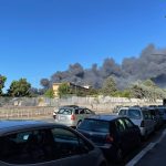 Incendio Roma, “volavano palle di fuoco”: 4 palazzine evacuate, 100 Vigili del Fuoco al lavoro