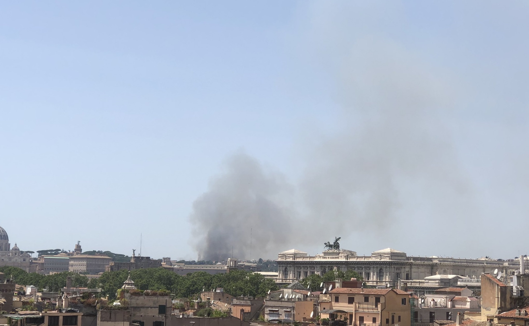 Incendio Roma: Nube Di Fumo Sulla Capitale, Fiamme Nel Parco Del Pineto ...