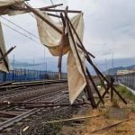 Maltempo Liguria, Sestri Levante devastata: mareggiata porta cabine da spiaggia sulla ferrovia | FOTO e VIDEO