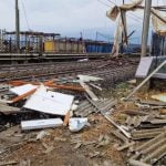 Maltempo Liguria, Sestri Levante devastata: mareggiata porta cabine da spiaggia sulla ferrovia | FOTO e VIDEO