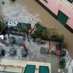 Maltempo Liguria, Sestri Levante devastata: mareggiata porta cabine da spiaggia sulla ferrovia | FOTO e VIDEO