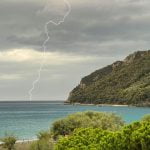 Maltempo Liguria, Sestri Levante devastata: mareggiata porta cabine da spiaggia sulla ferrovia | FOTO e VIDEO