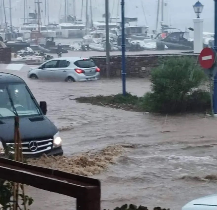 Grecia bersagliata dal maltempo: tornado a Mykonos, frane a Santorini e  violenti temporali in Attica