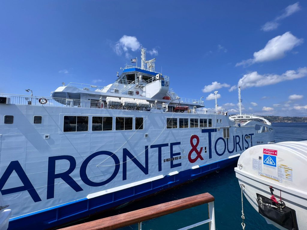 trasporti stretto di messina traghetti caronte tourist