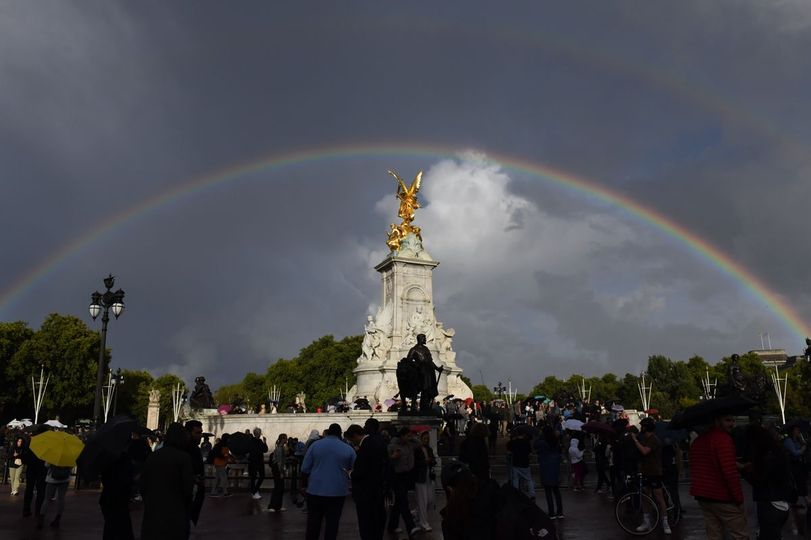 arcobaleno sopra buckingham palace