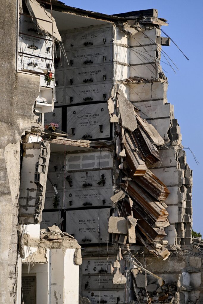 Crollo cimitero Napoli