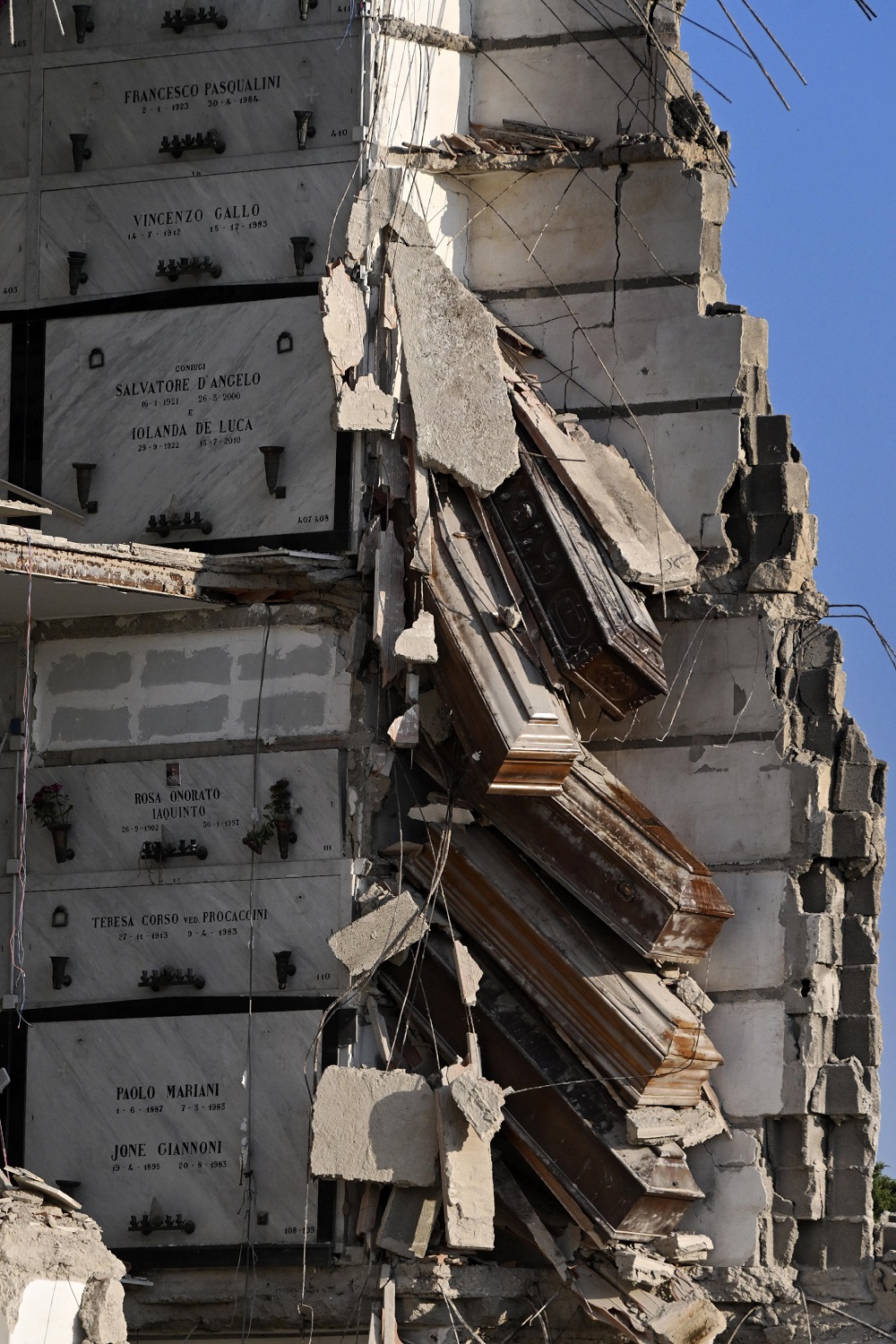 Crollo cimitero Napoli