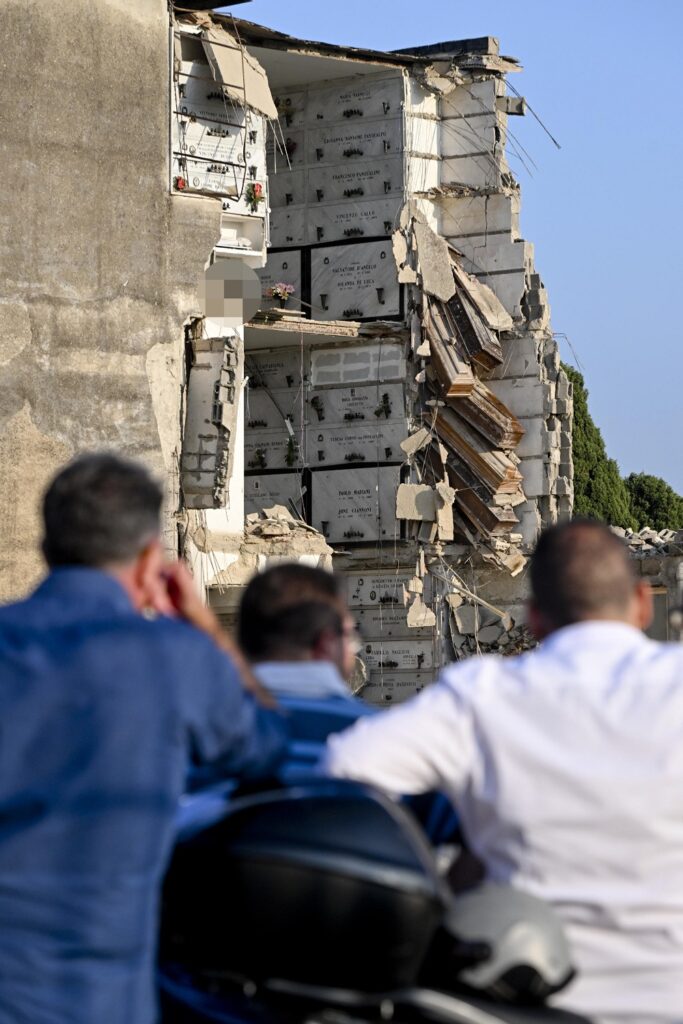 Crollo cimitero Napoli