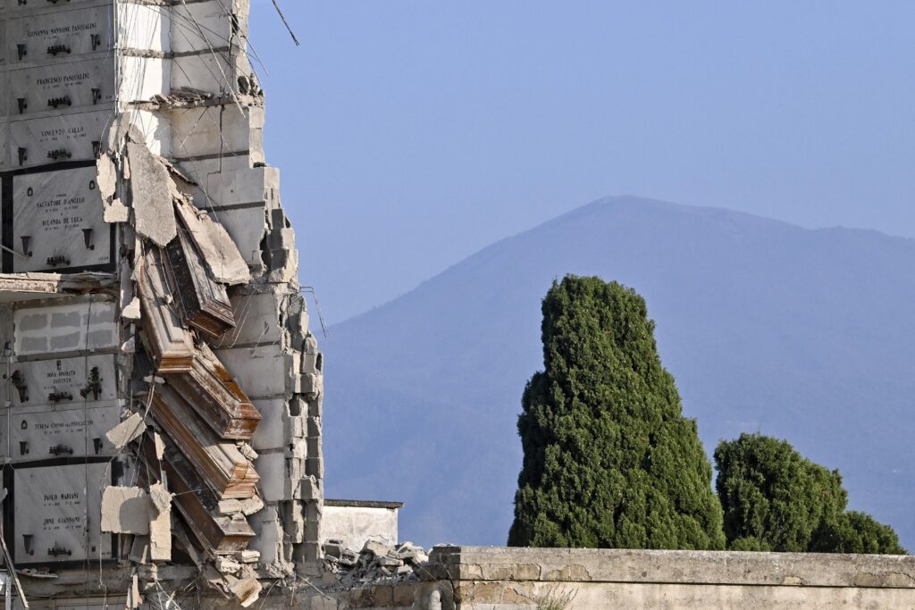 Crollo cimitero Napoli