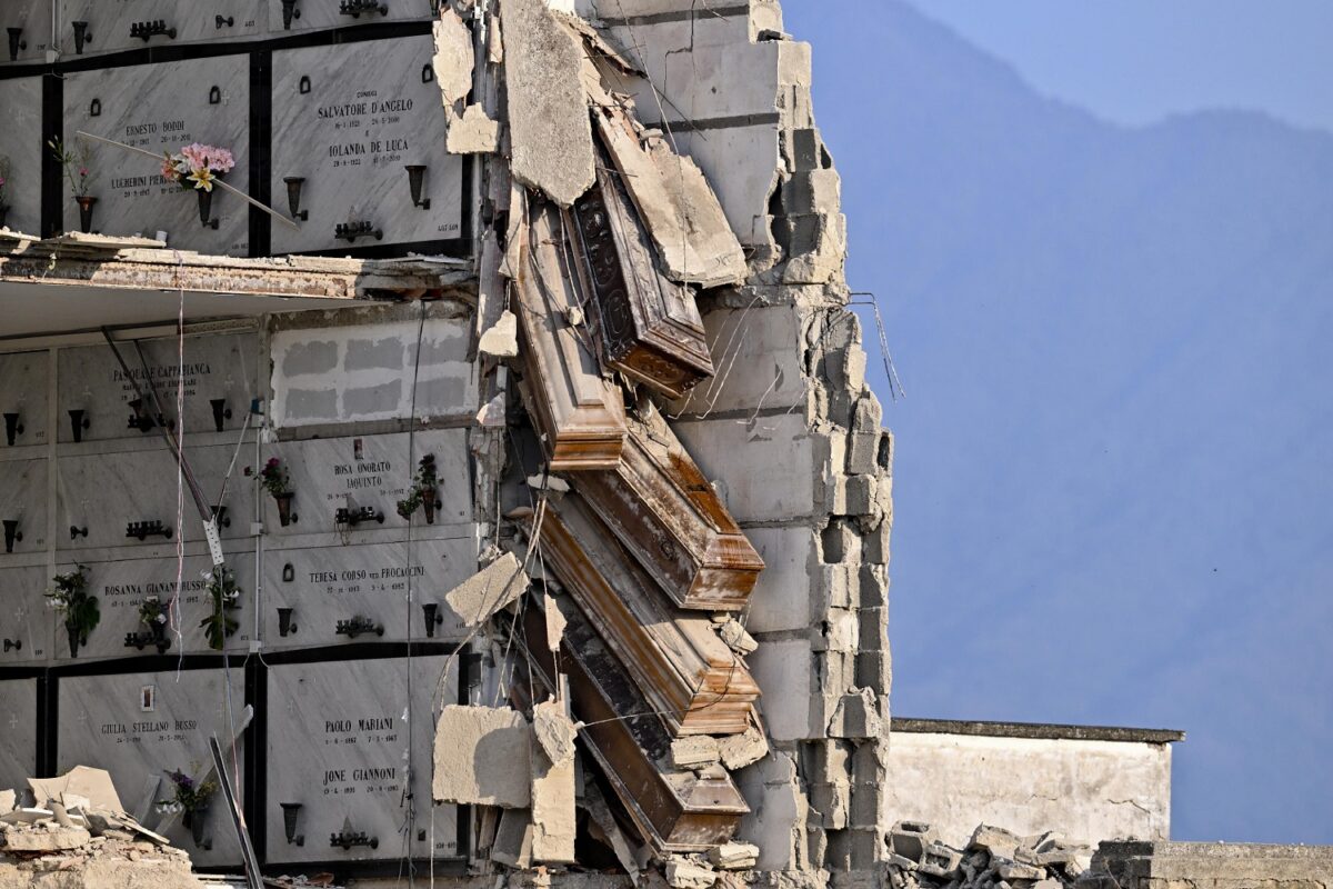 Crollo cimitero Napoli